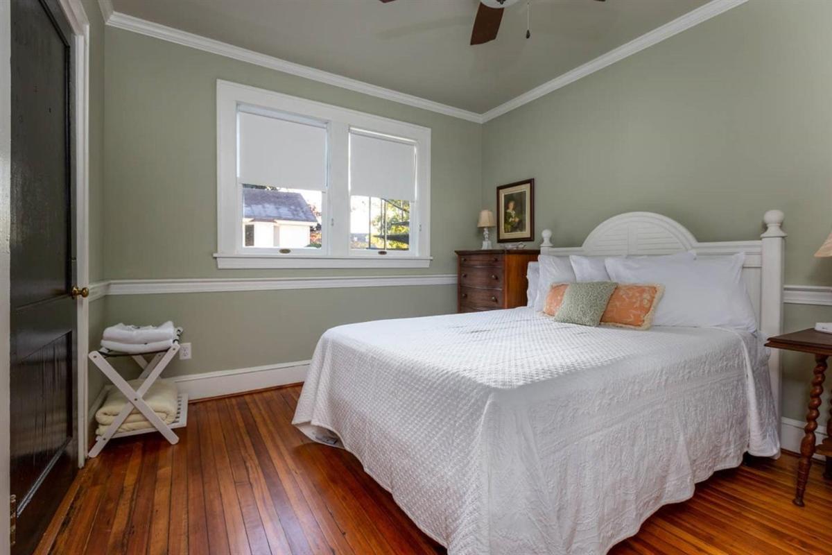 Renowned Historic Home Downtownacross From Park วินสตัน-ซาเลม ภายนอก รูปภาพ