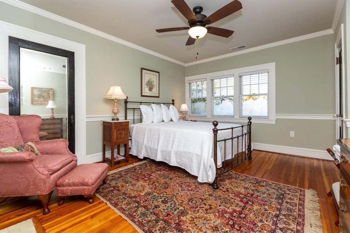 Renowned Historic Home Downtownacross From Park วินสตัน-ซาเลม ภายนอก รูปภาพ