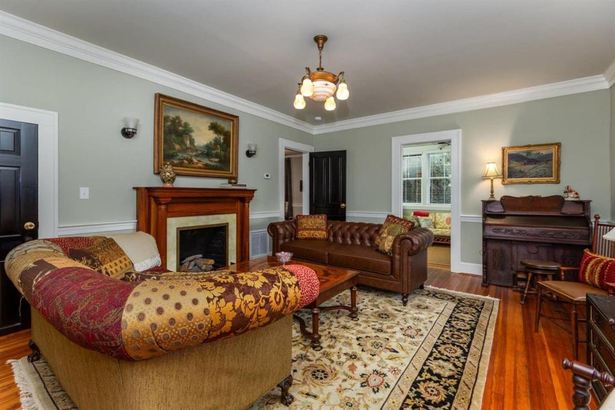 Renowned Historic Home Downtownacross From Park วินสตัน-ซาเลม ภายนอก รูปภาพ